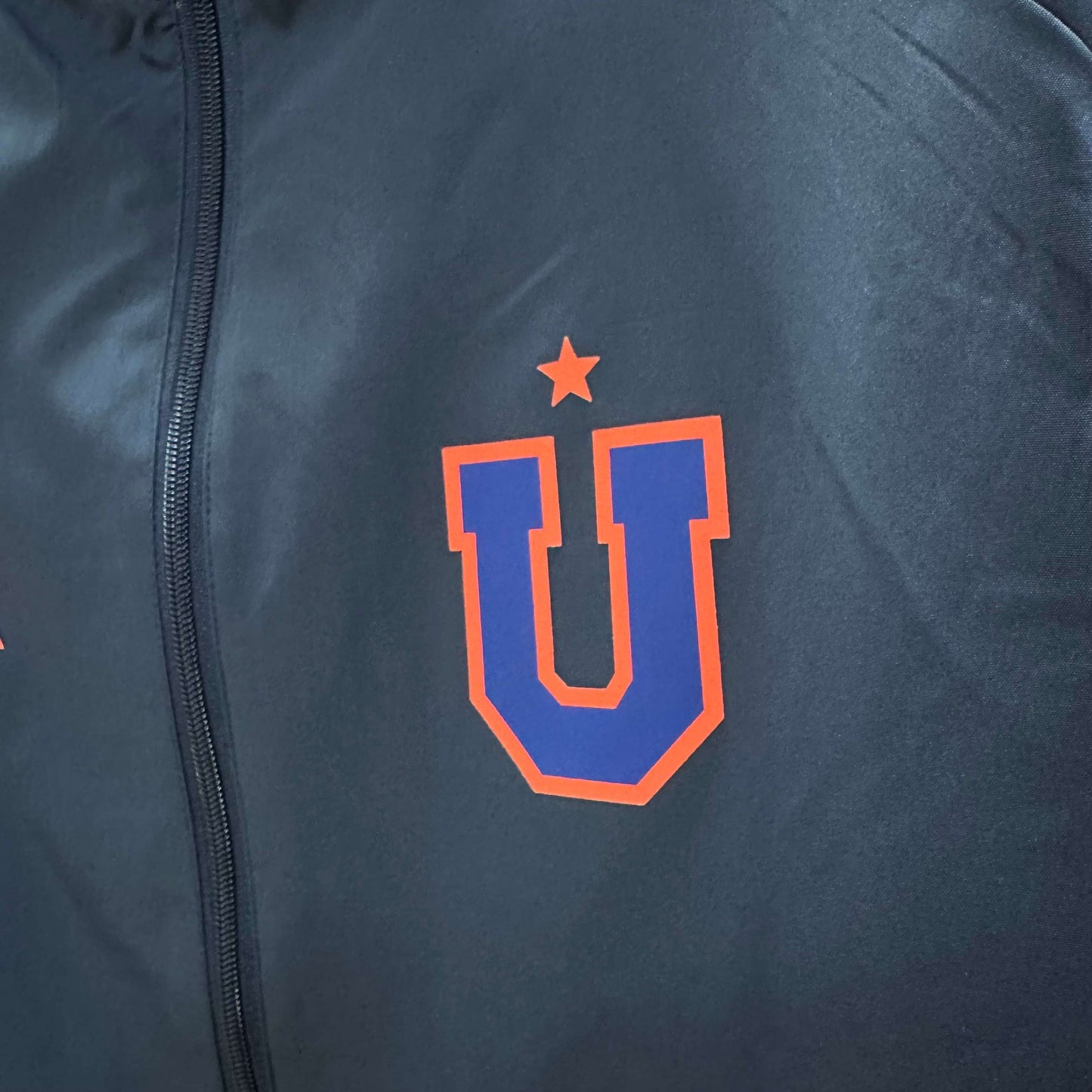 Cortavientos con Capucha Universidad de Chile 2026-25 Tallas S-2XL