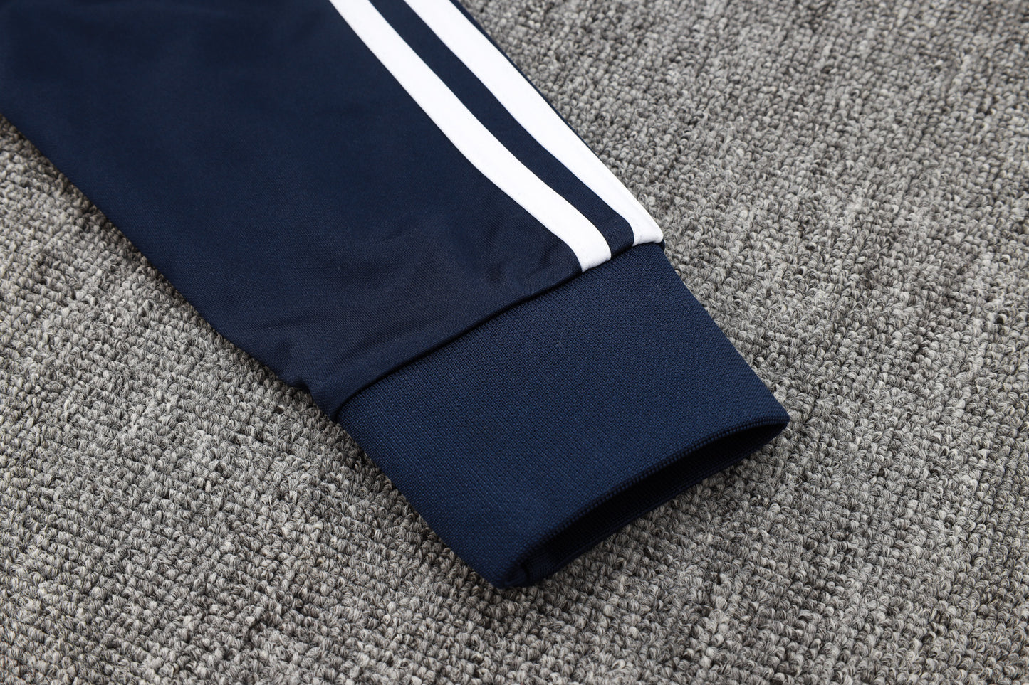 Conjunto de entrenamiento blanco del Real Madrid 2023-24