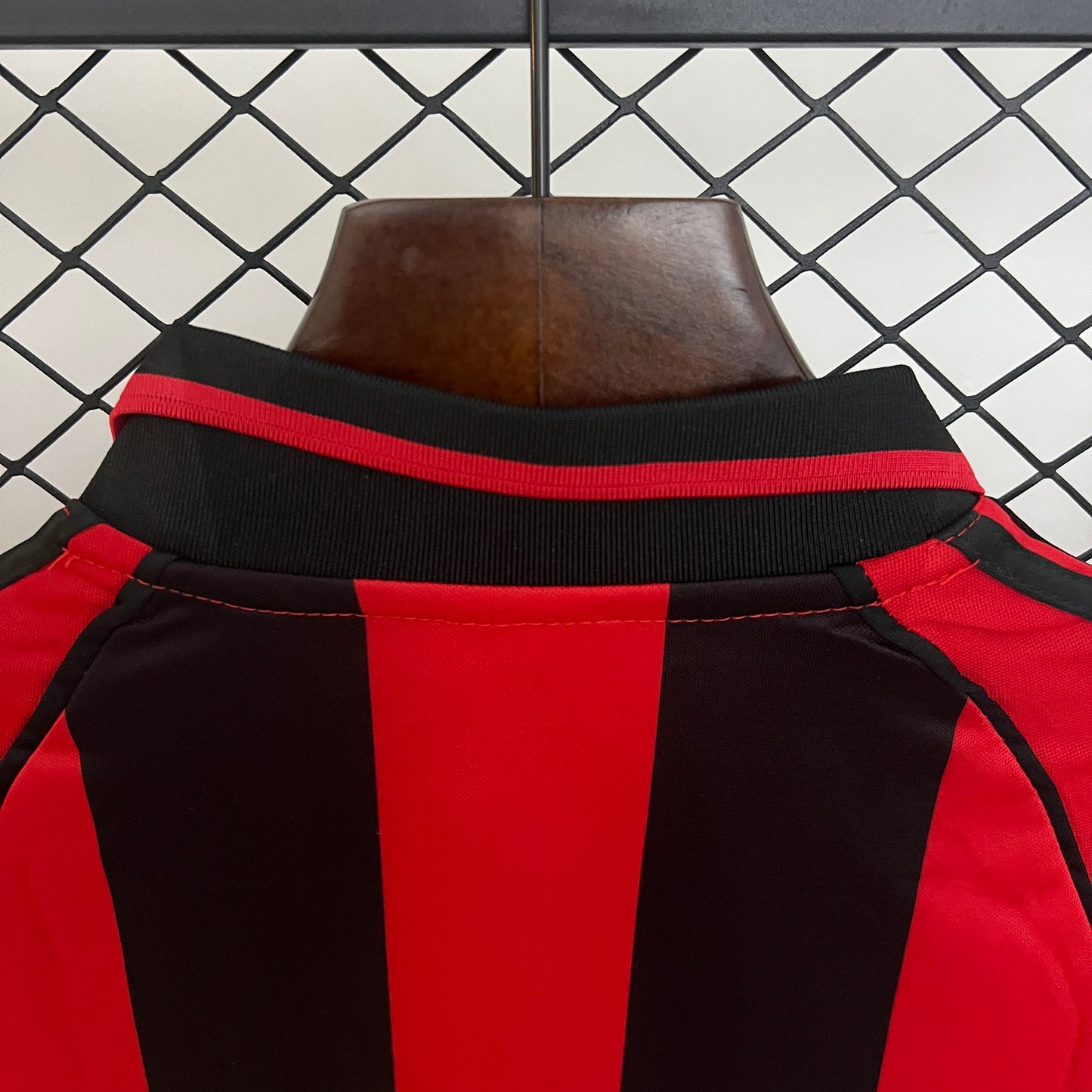 Heimtrikots für Kinder des AC Mailand 2023 und 2024