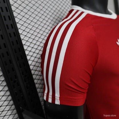 2026-27 Manchester United Rojo con Hombros Blancos de Tres Rayas Jugador Talla S-2XL