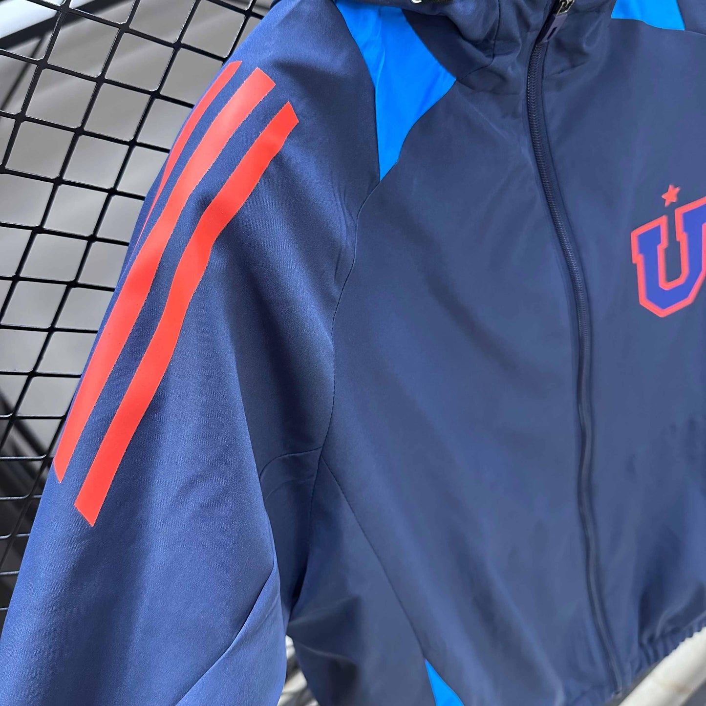 Cortavientos con Capucha Universidad de Chile 2026-25 Tallas S-2XL