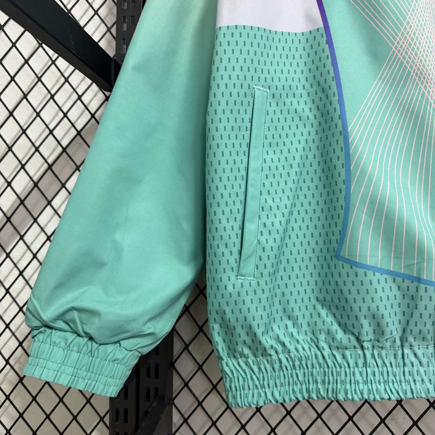 Cortavientos reversible impermeable edición especial rosa y verde 2025-26 del Barcelona