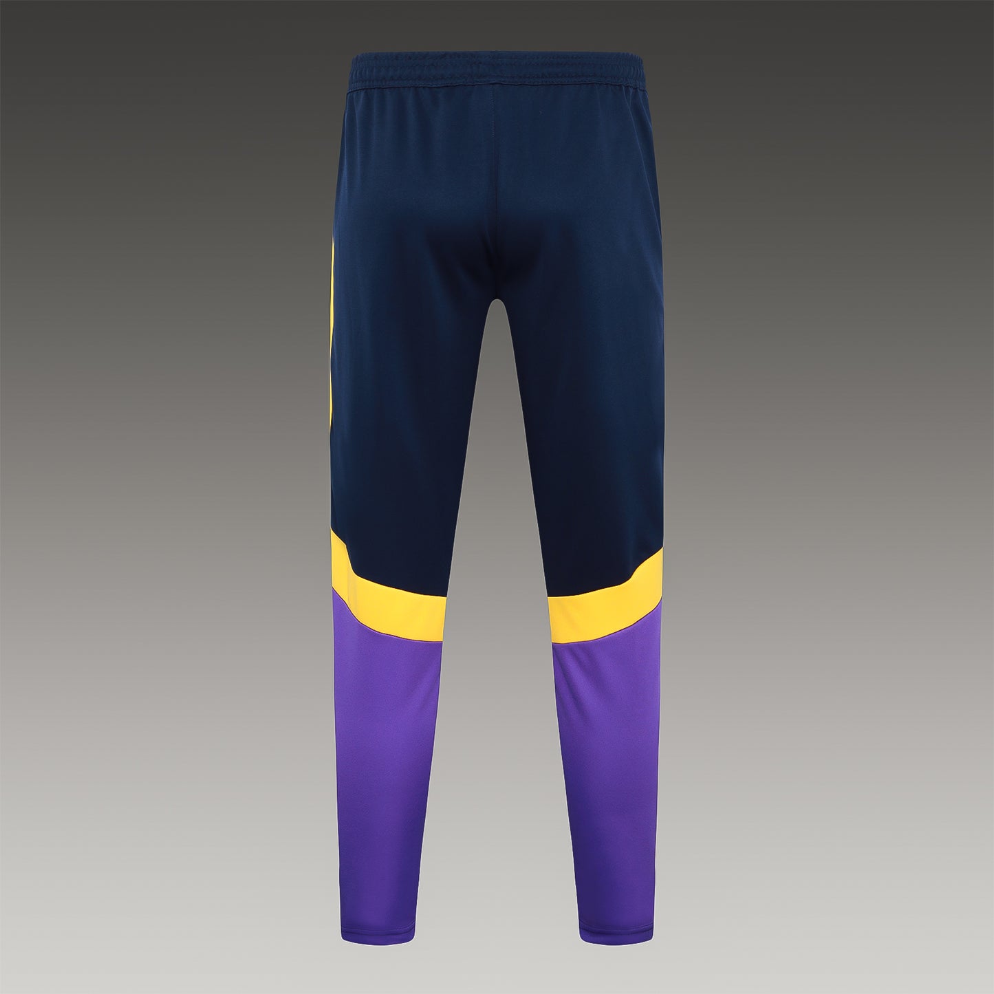 Conjunto de entrenamiento blanco del Real Madrid 2023-24