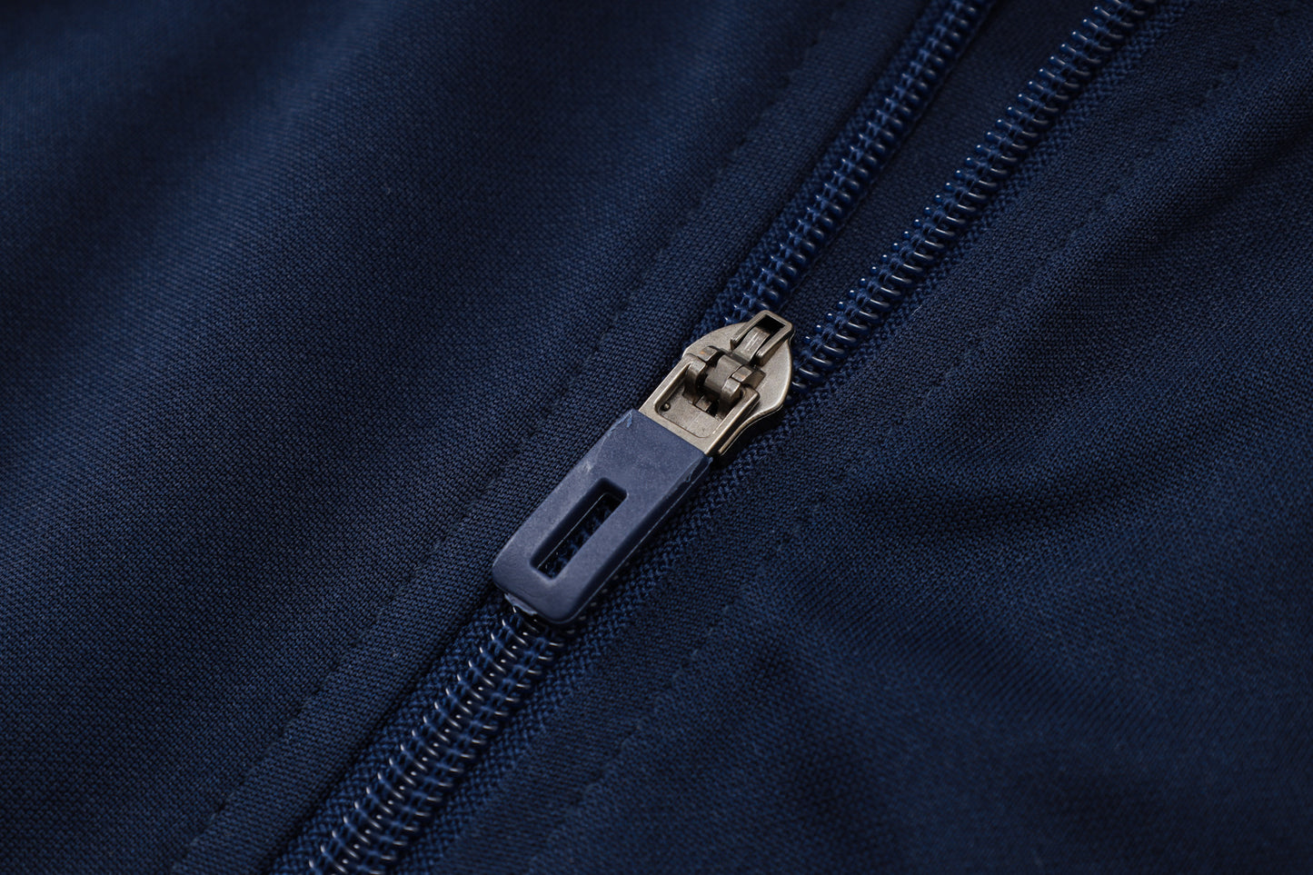 Conjunto de entrenamiento blanco del Real Madrid 2023-24