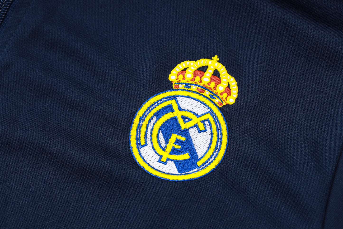 Conjunto de entrenamiento blanco del Real Madrid 2023-24