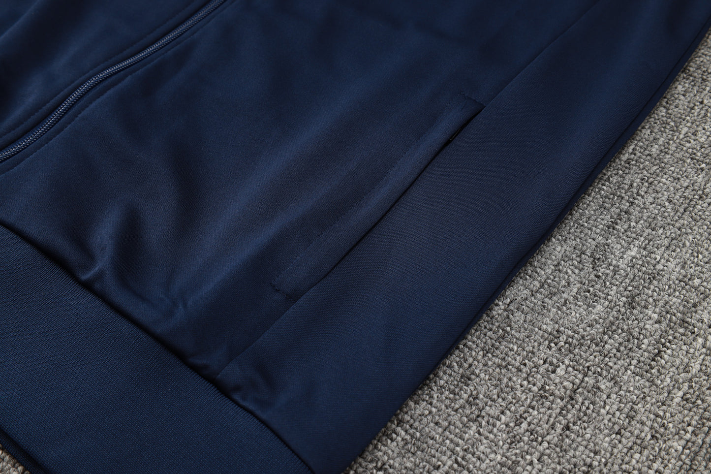 Conjunto de entrenamiento blanco del Real Madrid 2023-24