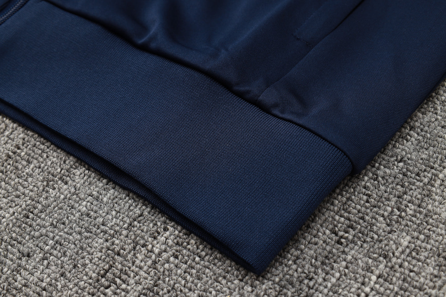 Conjunto de entrenamiento blanco del Real Madrid 2023-24