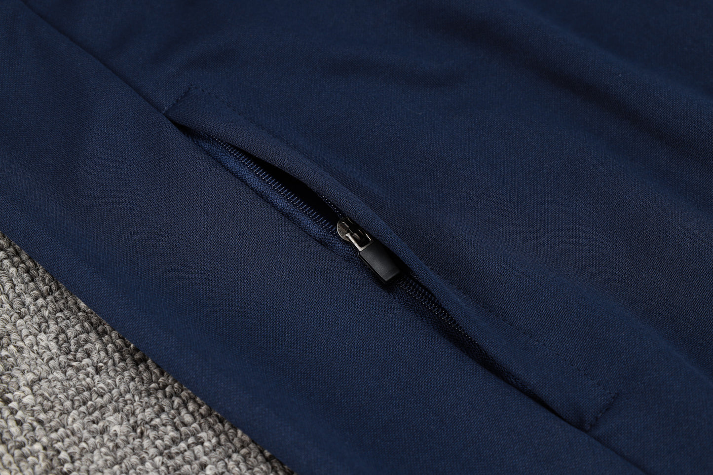 Conjunto de entrenamiento blanco del Real Madrid 2023-24