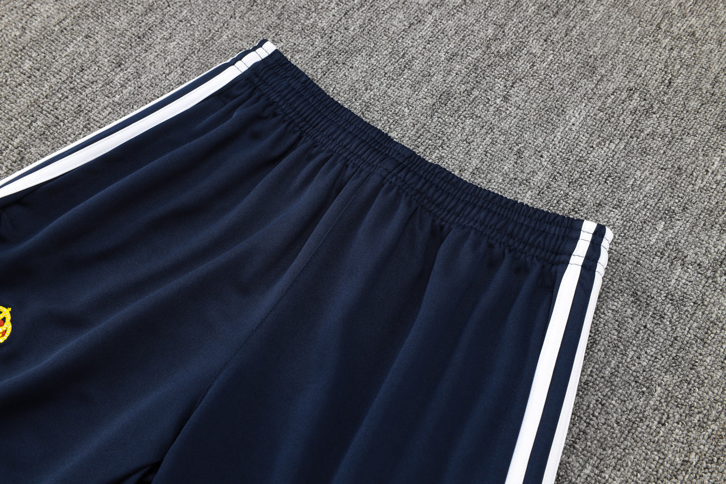 Conjunto de entrenamiento blanco del Real Madrid 2023-24