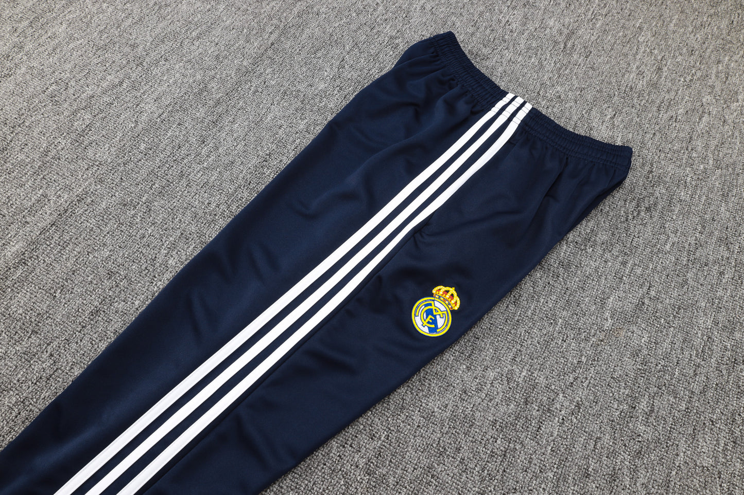 Conjunto de entrenamiento blanco del Real Madrid 2023-24