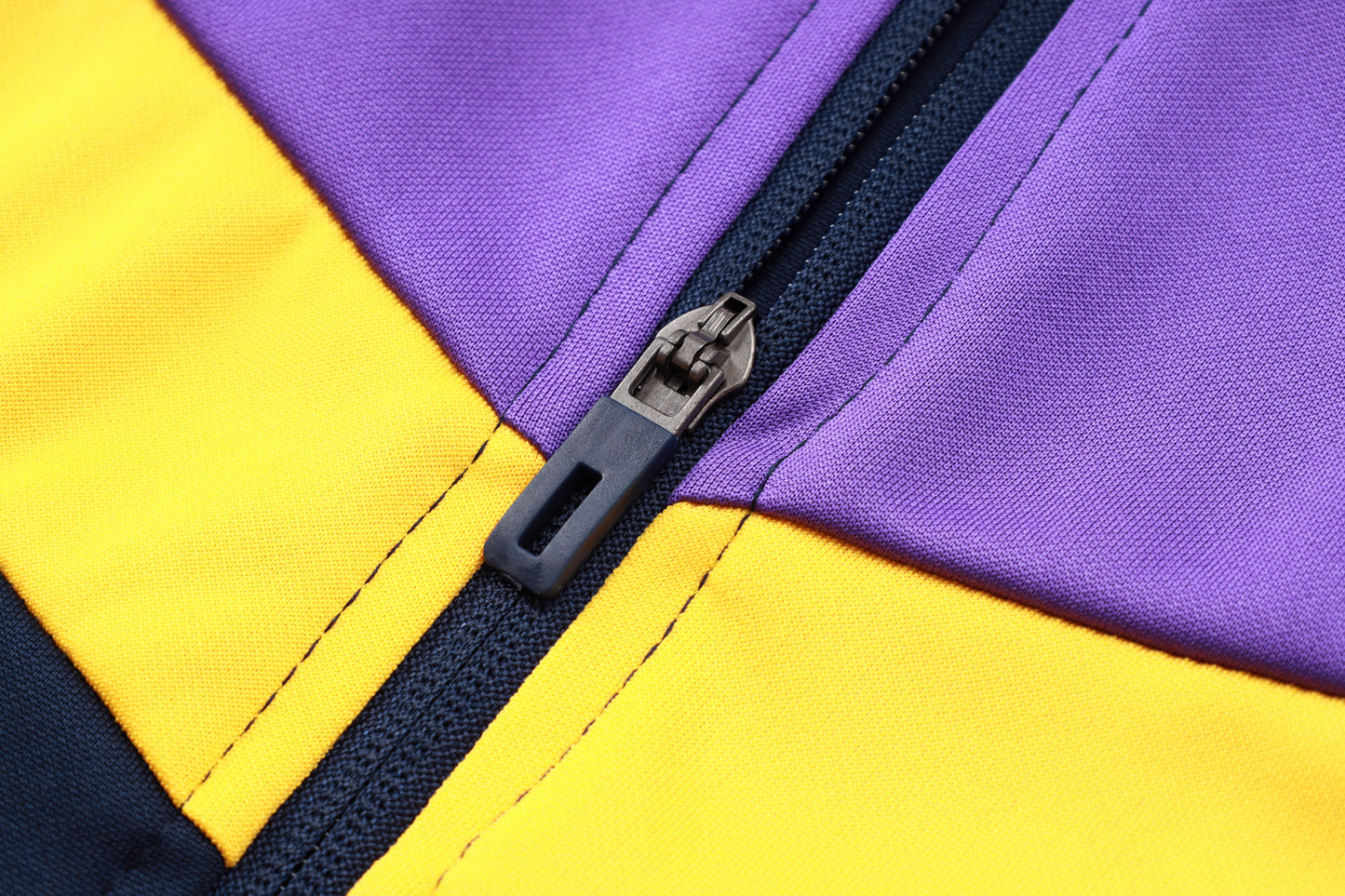 Conjunto de entrenamiento blanco del Real Madrid 2023-24