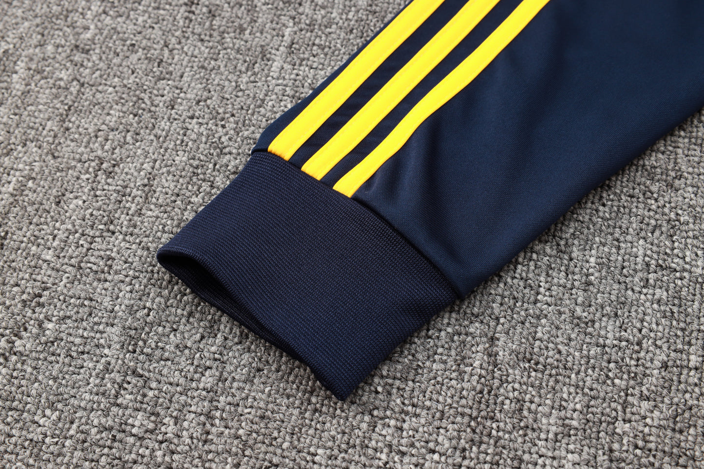 Conjunto de entrenamiento blanco del Real Madrid 2023-24