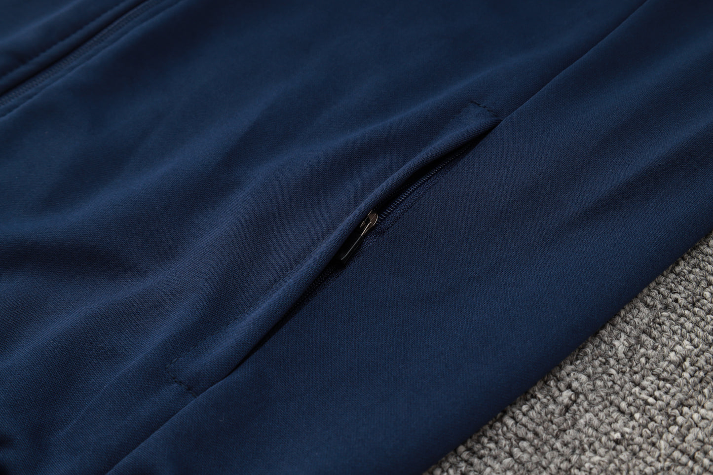 Conjunto de entrenamiento blanco del Real Madrid 2023-24