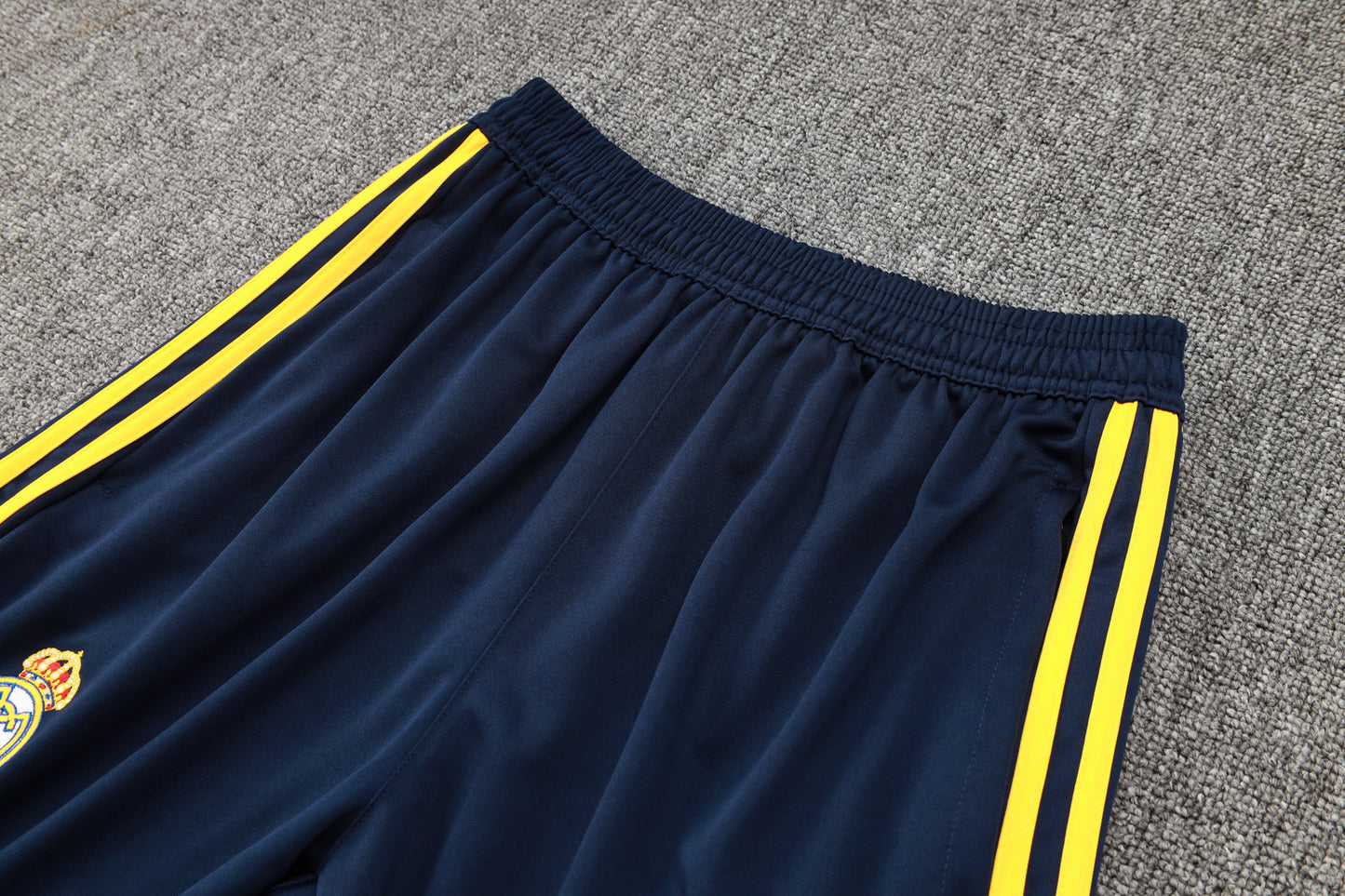 Conjunto de entrenamiento blanco del Real Madrid 2023-24