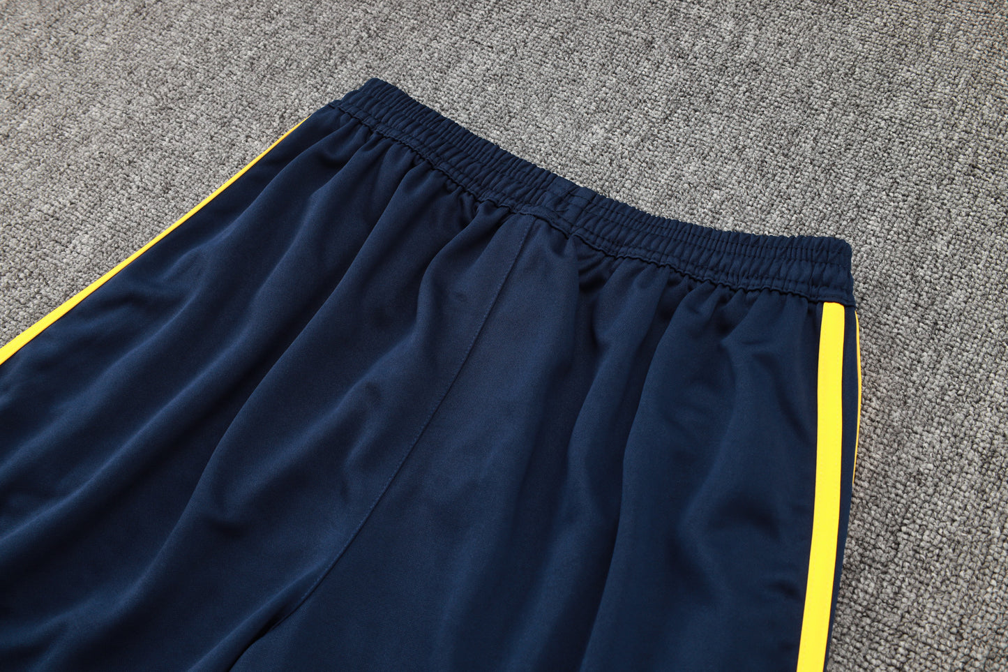 Conjunto de entrenamiento blanco del Real Madrid 2023-24