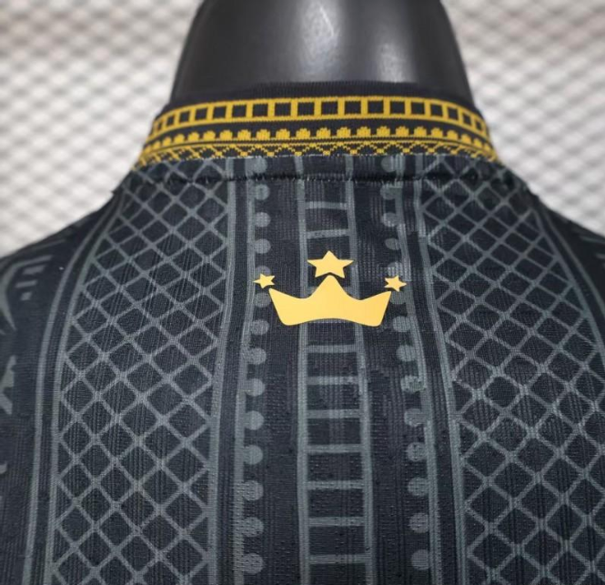 2026 Brasilien Schwarz mit Gold Geometrisches Stammesmuster Spieler S-2XL