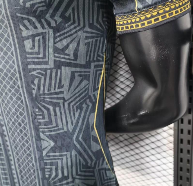 2026 Brasilien Schwarz mit Gold Geometrisches Stammesmuster Spieler S-2XL