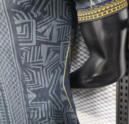 2026 Brasilien Schwarz mit Gold Geometrisches Stammesmuster Spieler S-2XL