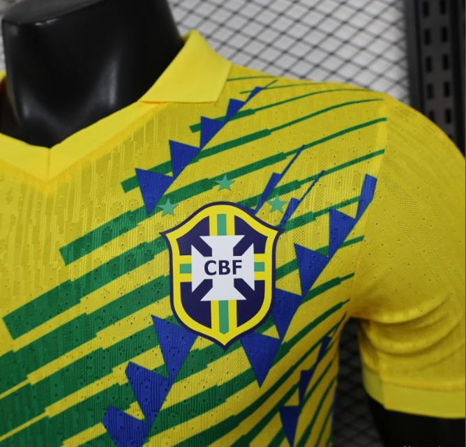 2026 Brasilien Gelb mit grünen und blauen geometrischen Mustern Spieler S-2XL