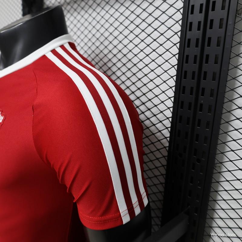 2026-27 Manchester United Rojo con Hombros Blancos de Tres Rayas Jugador Talla S-2XL